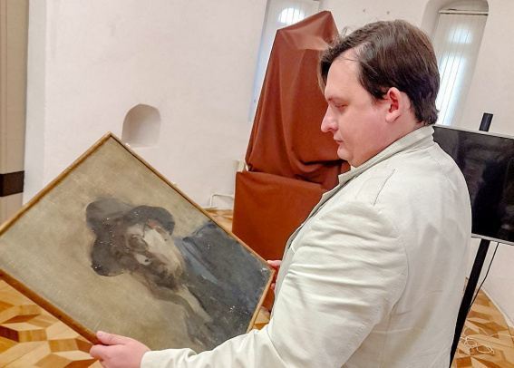 Новгородскому музею-заповеднику подарили картину Василия Сварога «Портрет неизвестного»