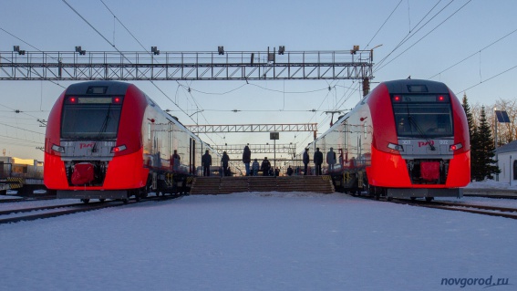 «Ласточки-Премум» ЭС1П-002 и ЭС1П-003 на вокзале Великого Новгорода. 