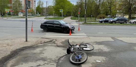 Новгородец на самодельном мотовелосипеде врезался в автомобиль и получил травмы