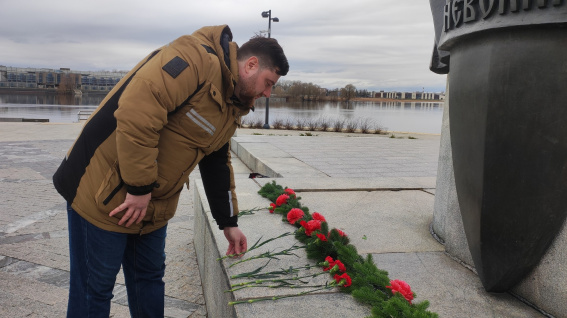 Новгородские нацболы возложили цветы к памятнику Александру Невскому в День русской нации