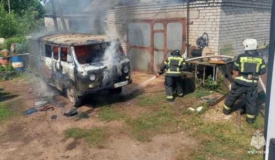В Старой Руссе пожарные потушили горящий автомобиль