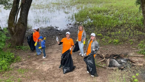 Вклад в экологию: сотрудники ПСБ очистили от мусора берег озера Мячино