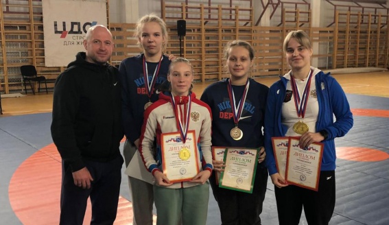 Спортсменки из Великого Новгорода заняли призовые места на чемпионате и первенстве СЗФО по вольной борьбе