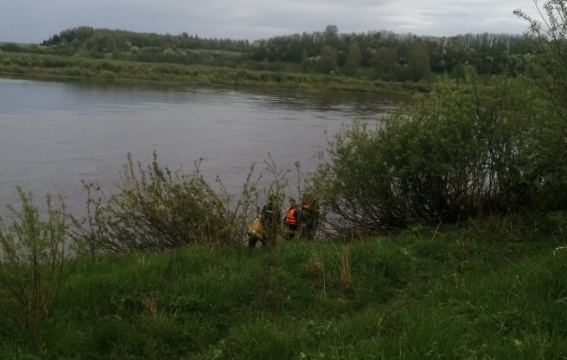 В Любытинском округе в реке нашли тело мужчины, утонувшего месяц назад