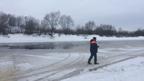 В Новгородской области двое мужчин погибли, провалившись на снегоходе под лёд