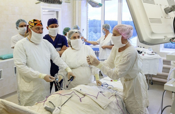 В областной детской клинической больнице в Великом Новгороде впервые провели урологические операции методом лапароскопии