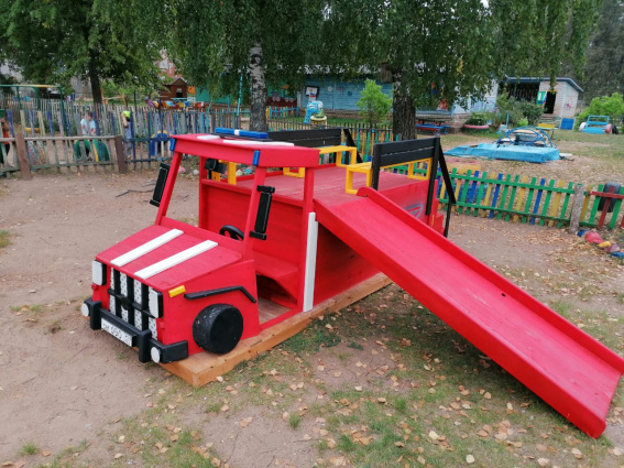 В Боровичах осужденные изготовили оборудование для площадки одного из детских садов