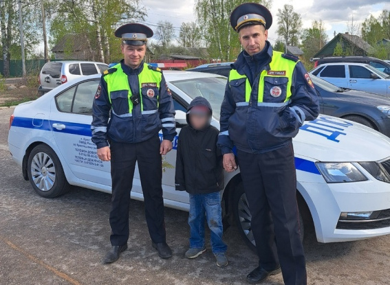 В Крестцах полицейские нашли шестилетнего мальчика, который потерялся по дороге домой