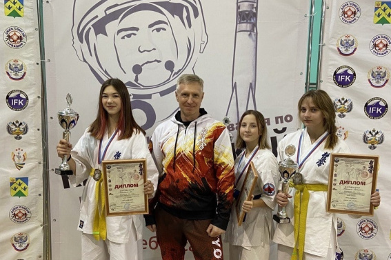 Новгородки завоевали золото и серебро на всероссийском турнире по киокусинкай