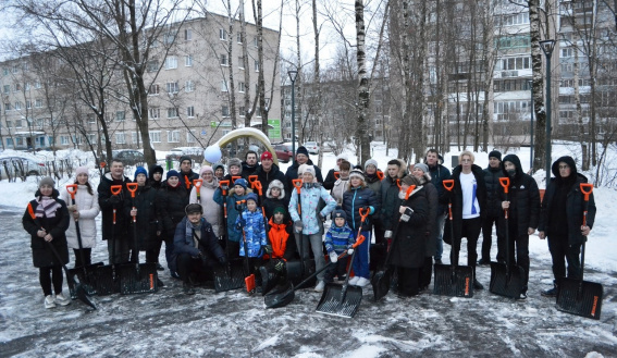 Жителей Великого Новгорода приглашают помочь с уборкой снега в сквере Мужества