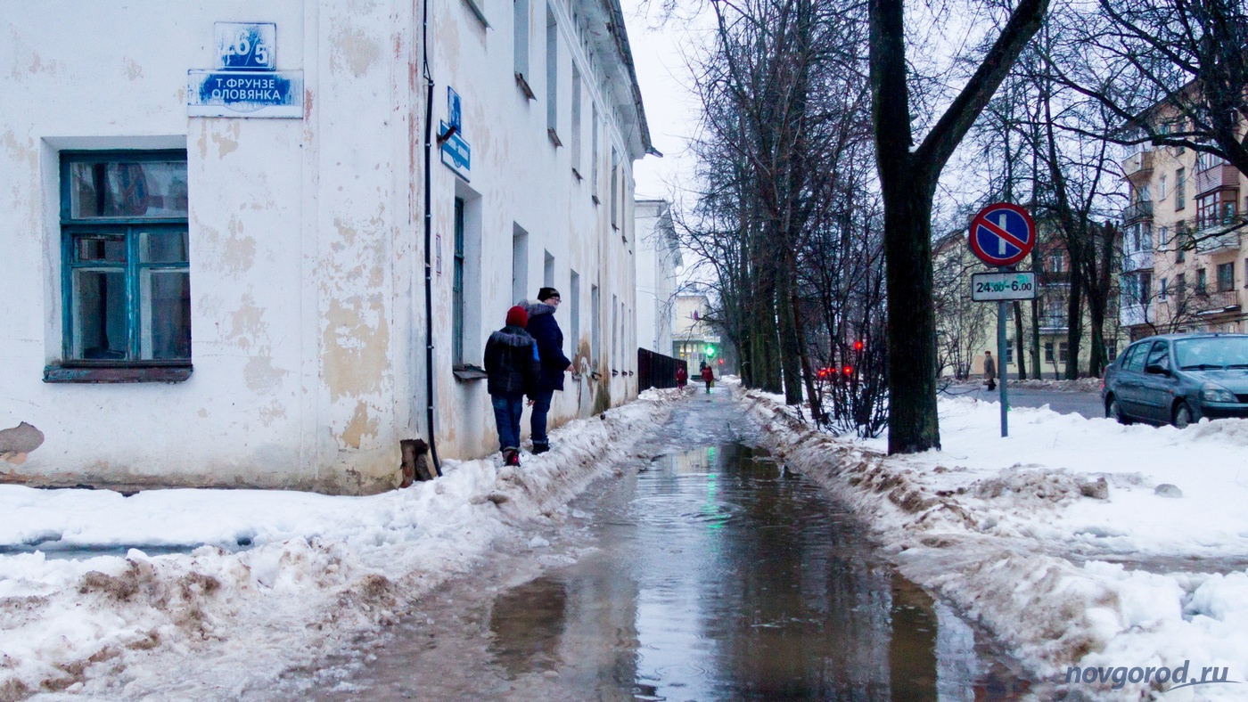 Погода в реальном времени великий новгород. Великий Новгород грязь. Улица с лужами. Лужа в Великом Новгороде.