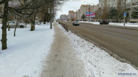 Тротуар на улице Псковская в этом году от снега не очищали ни разу. 