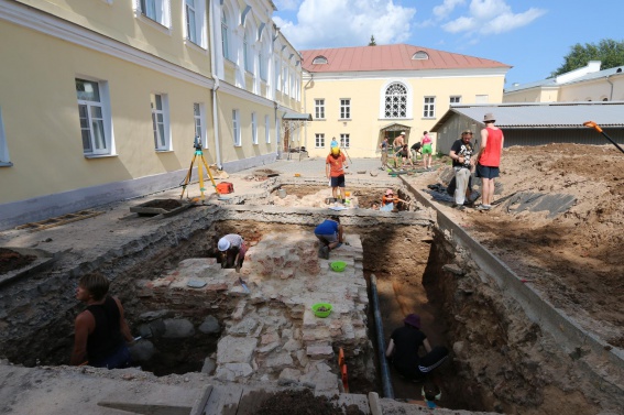Археологи изучают древнейшее каменное гражданское здание Новгорода
