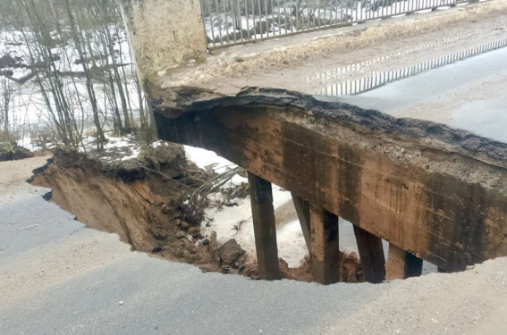 В Окуловском районе обрушилась часть моста через реку Перетна, движение перекрыто