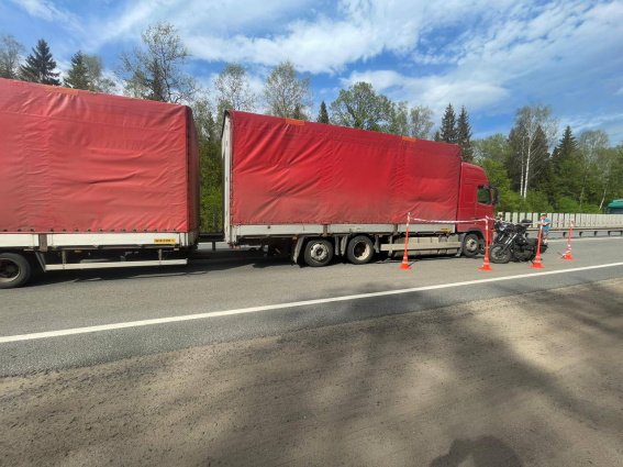 В Новгородском округе на М10 опрокинулся мотоцикл Harley-Davidson