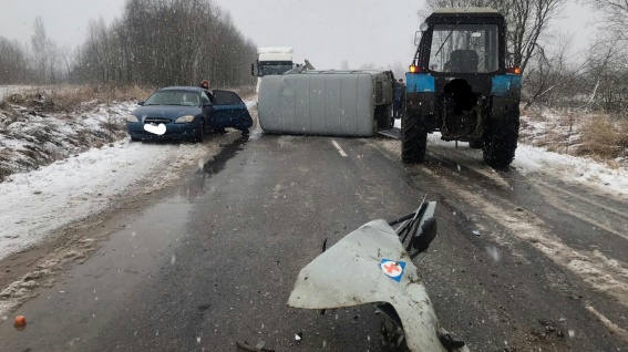 В Новгородской области трактор врезался в «буханку»