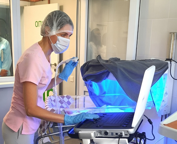 В Новгородском перинатальном центре появился новый аппарат УЗИ для обследования новорожденных