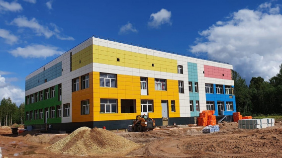 В Малой Вишере благоустраивают территорию нового детского сада на 140 мест
