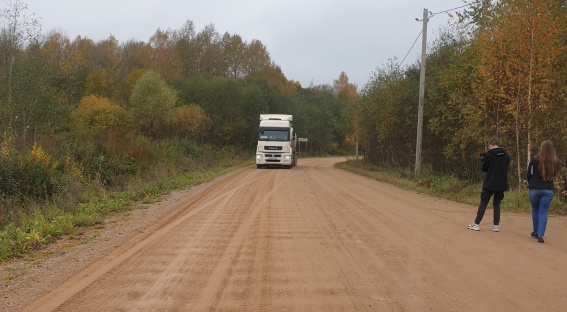 Жители деревни Вашково жалуются на большегрузы, которые возят песок по грунтовым дорогам в объезд весового контроля