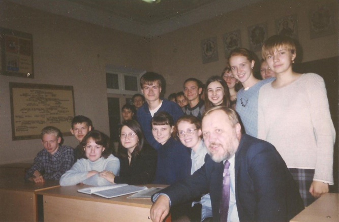 Василий Андреев и группа 1232 (1-й курс исторического факультета НовГУ), сентябрь 2001 года. © Фото из блога Николая Подосокорского