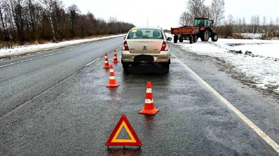 Два человека пострадали в ДТП с трактором в Новгородском районе