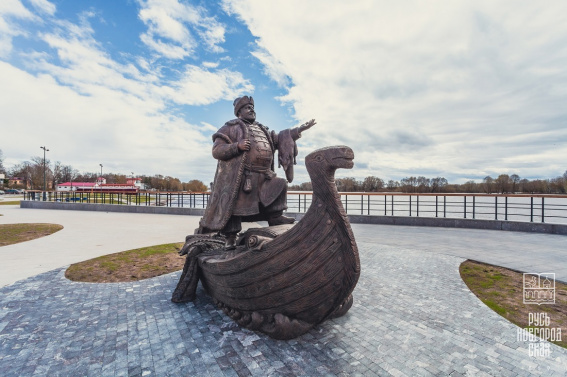 На набережной Александра Невского установили скульптуру новгородского купца