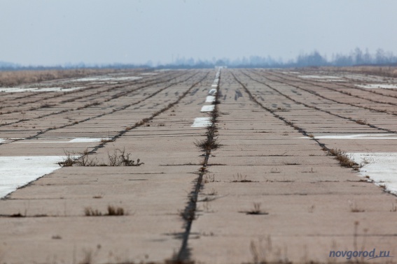 Взлётная полоса на аэродроме в Кречевицах. Март 2014 года. © Фото из архива интернет-портала «Новгород.ру»