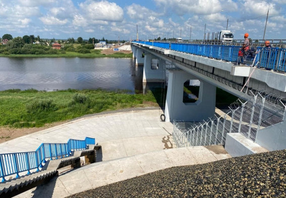 На Синем мосту вблизи Великого Новгорода устанавливают освещение