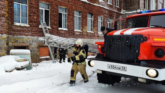 В Великом Новгороде загорелось пустующее здание на улице Восточной