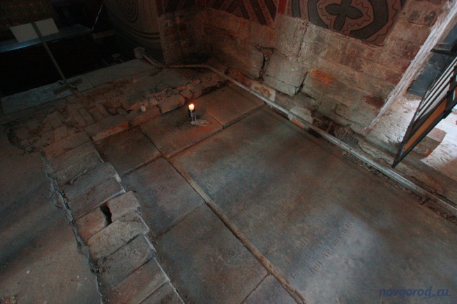 Гробница, обнаруженная в Георгиевском соборе. © Фото из архива интернет-портала "Новгород.ру"