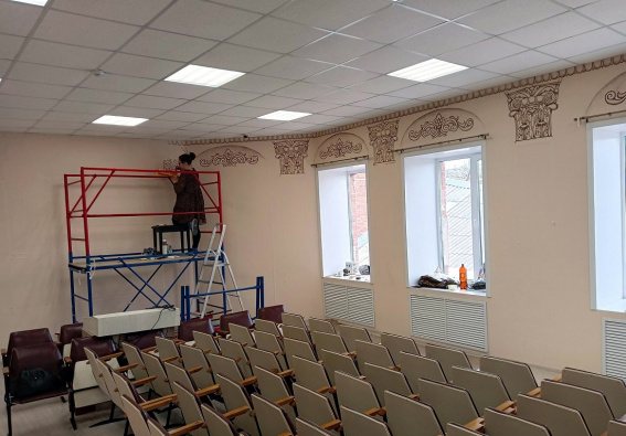 Художница из Боровичей расписала концертный зал школы искусств имени А.К. Лядова