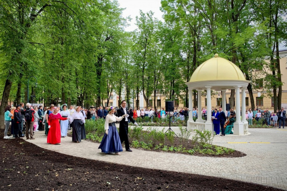 В Великом Новгороде на Яковлевой улице открыли обновлённый сквер