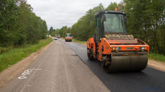 Половину контрактов на ремонты дорог Новгородской области выиграла компания, на которую жаловались из-за хамства сотрудников