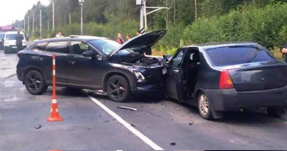 В Маловишерском районе автомобиль выехал на встречную полосу