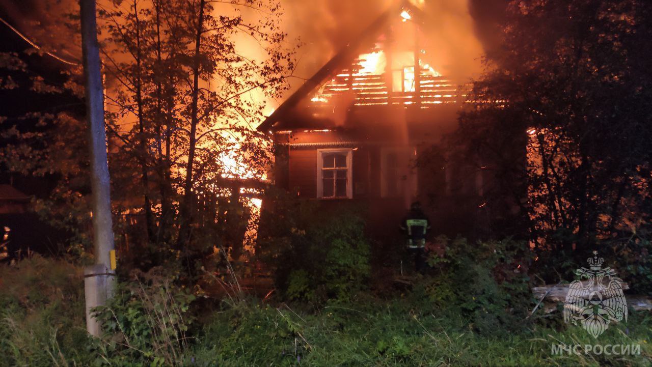 За ночь в Новгородской области сгорело два дома | 20.09.2023 | Великий  Новгород - БезФормата