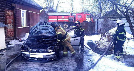 В Старой Руссе загорелся автомобиль