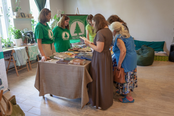 Жители Великого Новгорода принесли на акцию дарения вещей «Зелёная суббота» больше ста книг