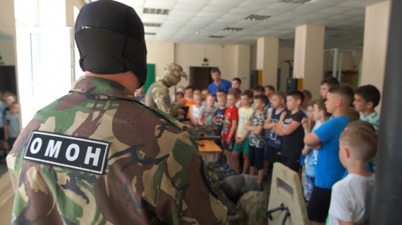 Видео: сотрудники ОМОН «Варяг» встретились с детьми из «Новгородского молодежного центра»