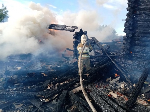 В Новгородском районе на пожаре спасли женщину и ребёнка, другая женщина погибла