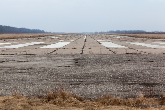 Взлётная полоса на аэродроме в Кречевицах. Март 2014 года. 