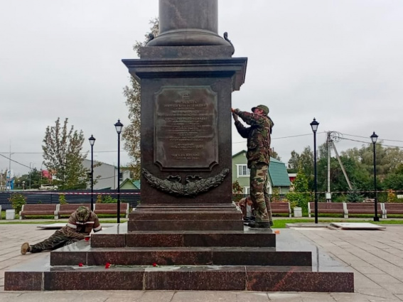 У стелы «Город воинской славы» в Старой Руссе переберут брусчатку и почистят ступени