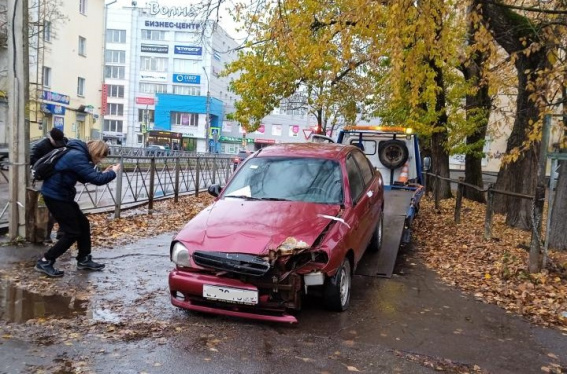 С парковки на Чудовской эвакуировали брошенный автомобиль