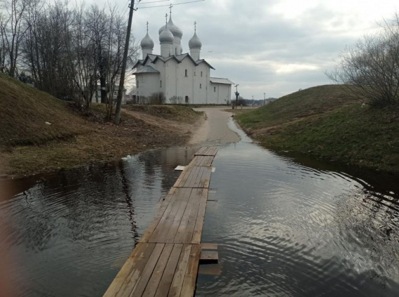 В Великом Новгороде затоплена нижняя пешеходная набережная Александра Невского и мост через ручей Тарасовец