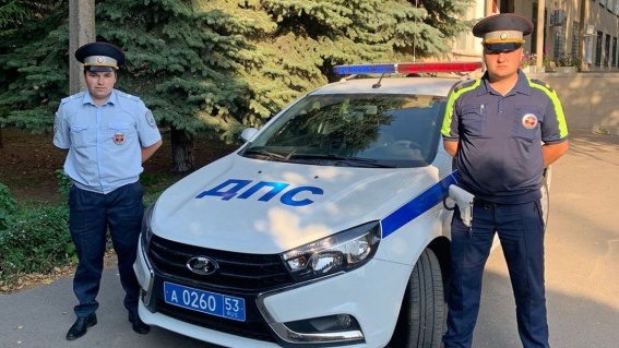 Новгородские автоинспекторы помогли беременной женщине добраться до роддома