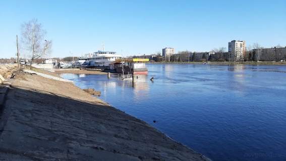 В Великом Новгороде брошенный катер водоохраны ушёл под воду