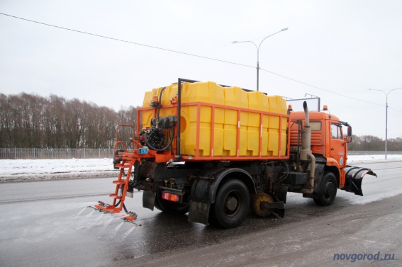 В Великом Новгороде дороги начали обрабатывать соляным раствором