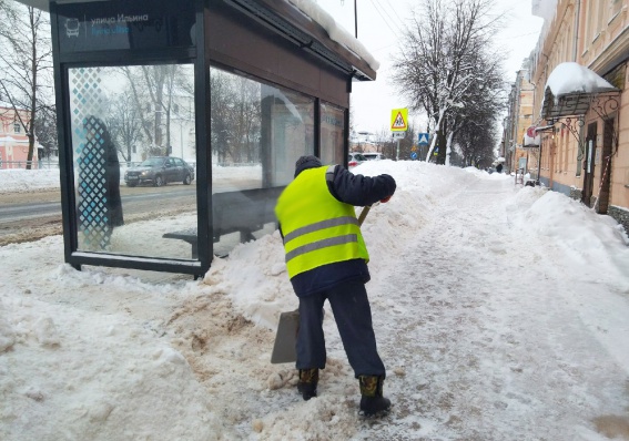 В Новгородской области 430 должников по алиментам и штрафам вышли убирать снег