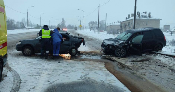 Водитель пострадал в ДТП на подъезде к Великому Новгороду