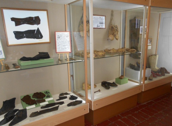 В Старой Руссе открылась выставка старинной обуви