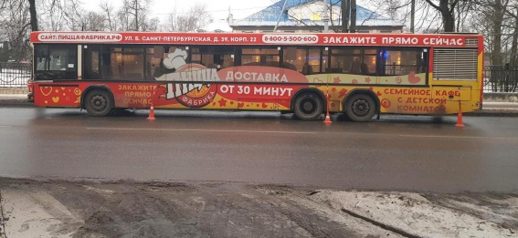 В Великом Новгороде женщина упала в салоне автобуса, её доставили в больницу